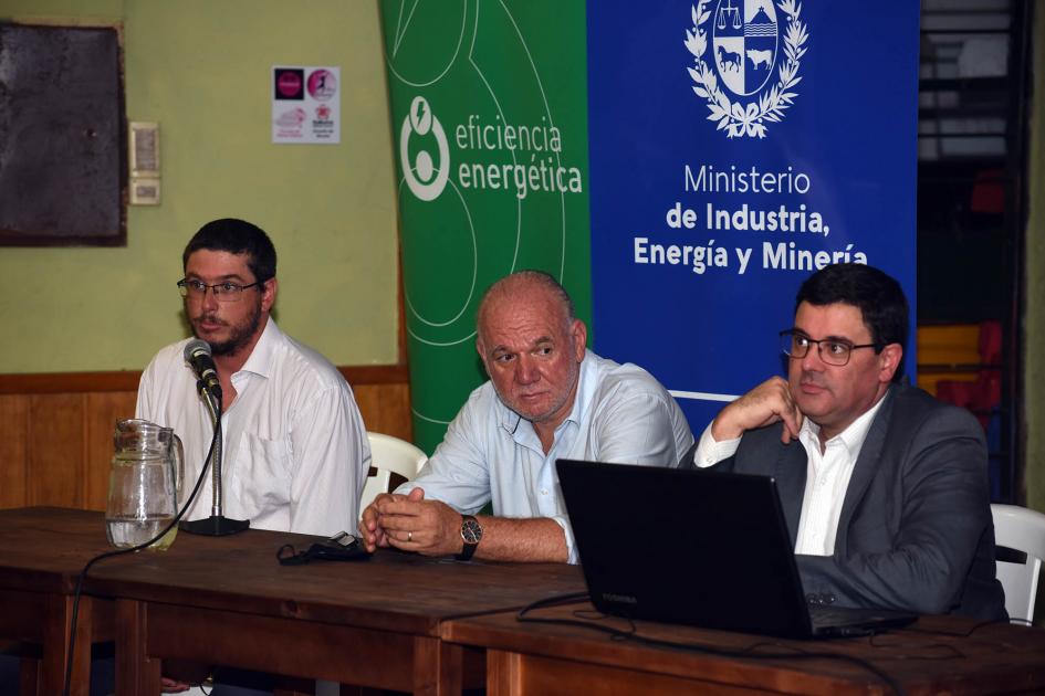 Habla el técnico de la DNE Jorge Peña Habla el técnico Jorge Peña junto a Verri y Cantero, sentados; detrás, los banners institucionales