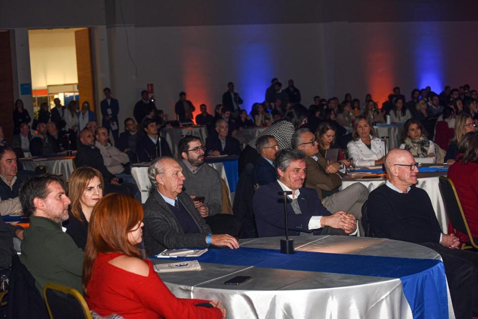 El evento se realizó en el LATU Público, sentado en mesas