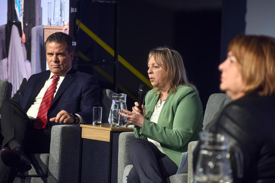 La presidenta de UTE, Silvia Emaldi, abrió el evento con sus palabras Presidenta Silvia Emaldi, sentada, habla con un micrófono; a su lado, atuoridades