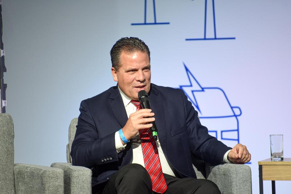 Presidente del Banco República, Salvador Ferrer Ferrer habla, sentado, con un micrófono