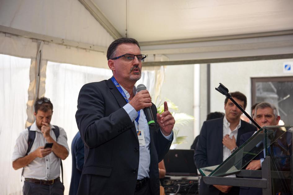 Los representantes de la empresa recordaron la historia de las últimas décadas de MOSA Representante de la empresa habla con un micrófono; detrás se ven otras personas