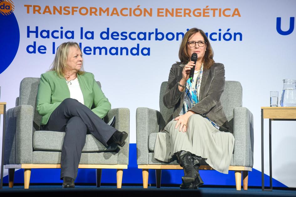 Facio enfatizó la importancia de la descarbonización de la matriz energética Ministra Facio habla, sentada en un sillón; a su lado, en otro, la presidenta de UTE, Silvia Emaldi
