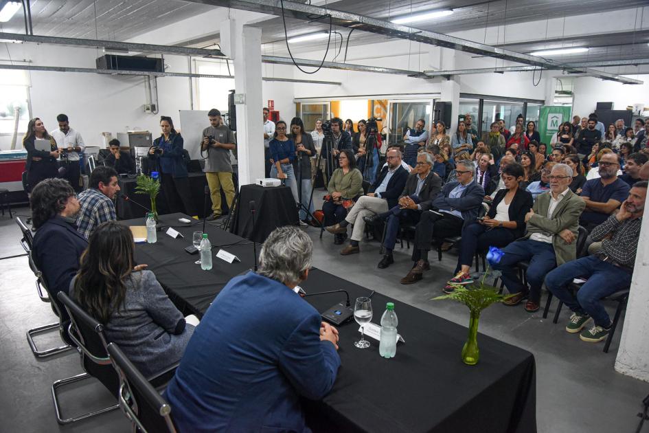 El evento celebró la designación del PTI como parque científico-tecnológico Mesa de autoridades, vista de atrás; al frente, público