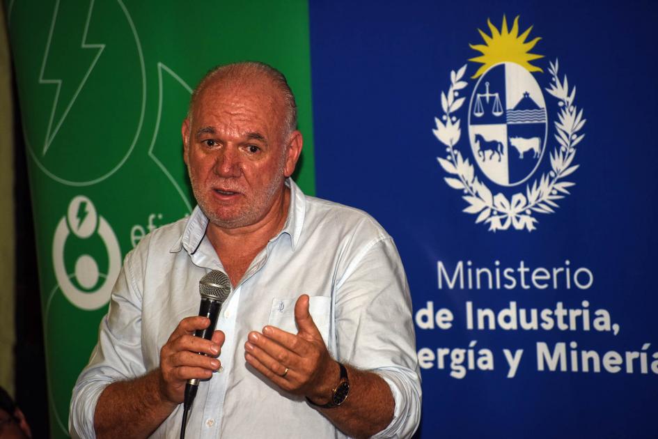 Subsecretario del MIEM, Walter Verri Habla Verri; detrás, el banner del MIEM (azul) y el de Eficiencia Energética (Verri)