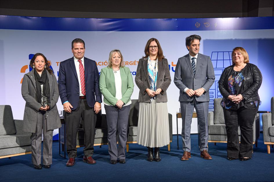 Autoridades Autoridades, de pie; son cuatros mujeres y dos hombres