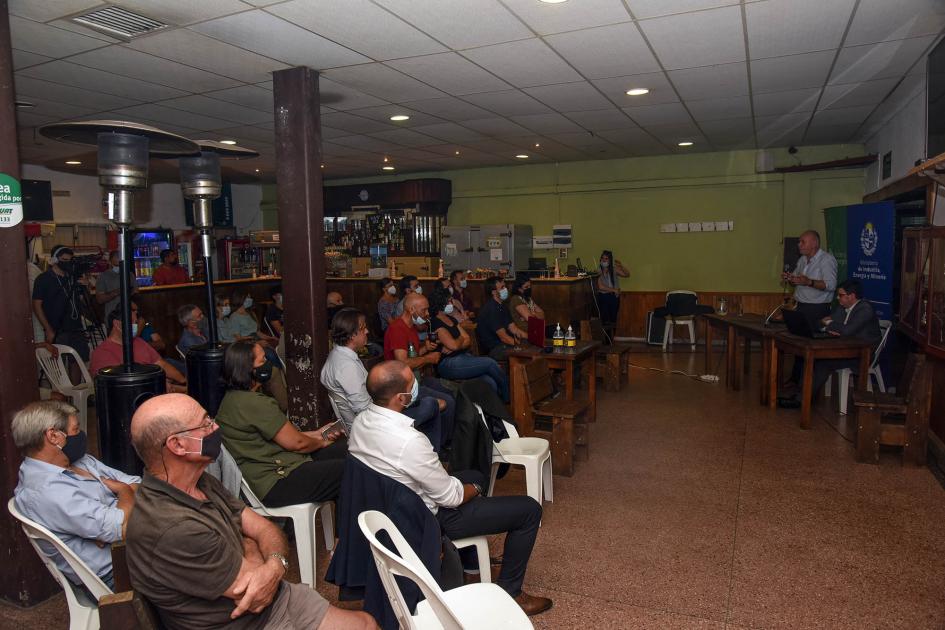Autoridades y público presentes A la izquierda, los productores, sentados, y a la derecha, la mesa de autoridades