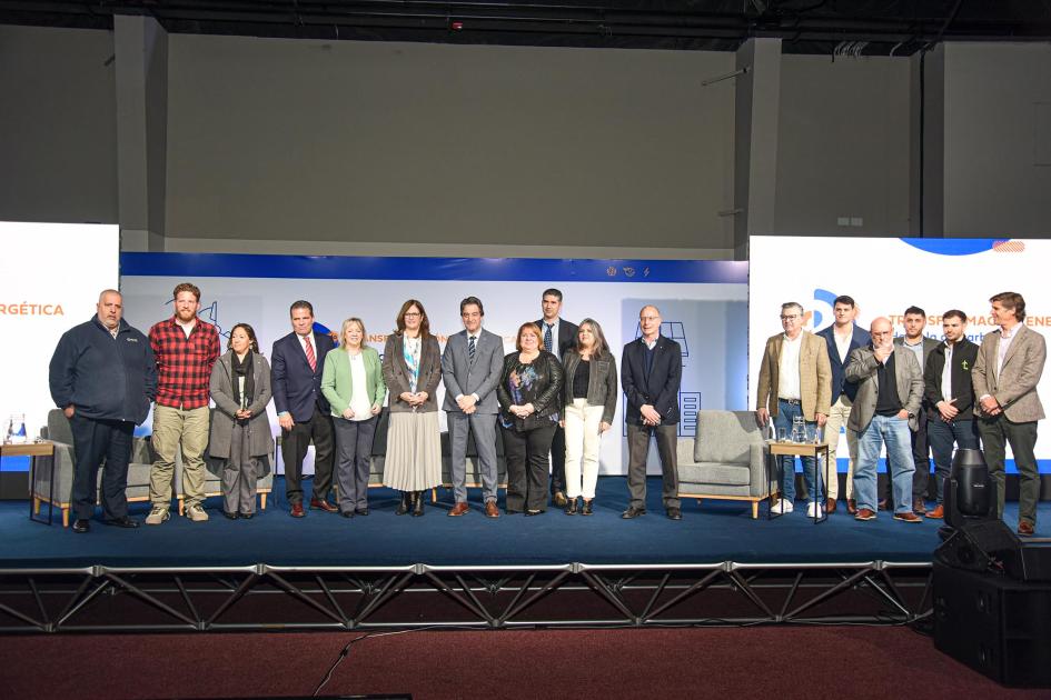 Empresarios participaron del evento, junto a las autoridades Autoridades, de pie; a su lado, representantes de empresas privadas