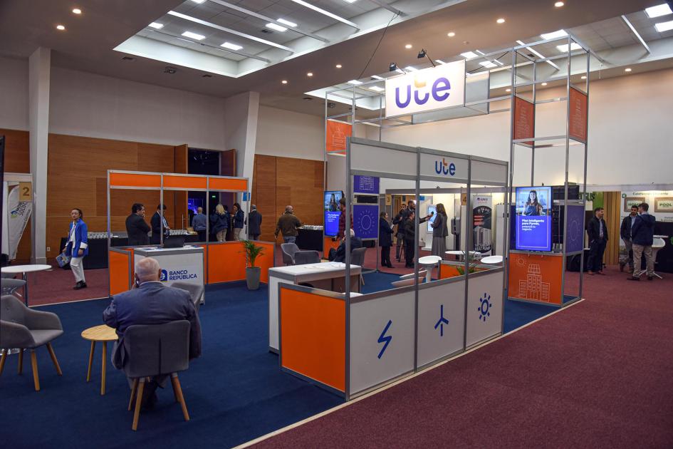 En el foro se pudo visitar una exposición vinculada con la temática Feria de expositores, en el hall del centro de eventos del LATU