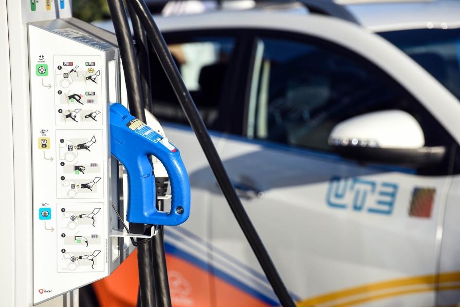 Automóvil conectado a punto de carga Automóvil de UTE conectado a punto de carga