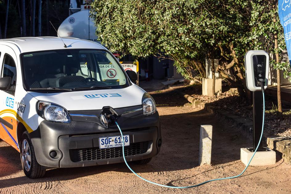 Punto de carga estándar Vehícuo de UTE conectado a un punto de carga