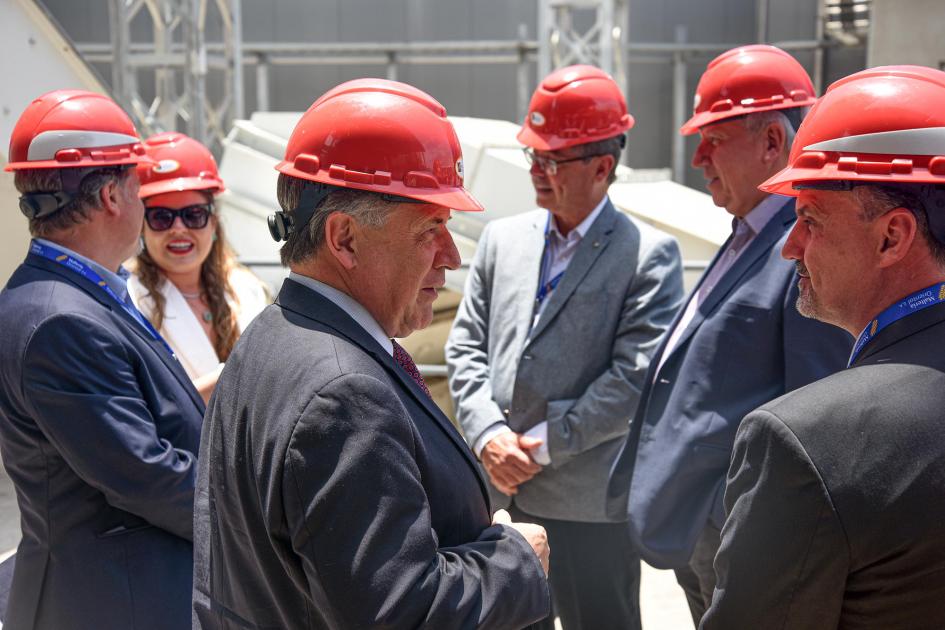 Autoridades, con cascos rojos, recorren la planta