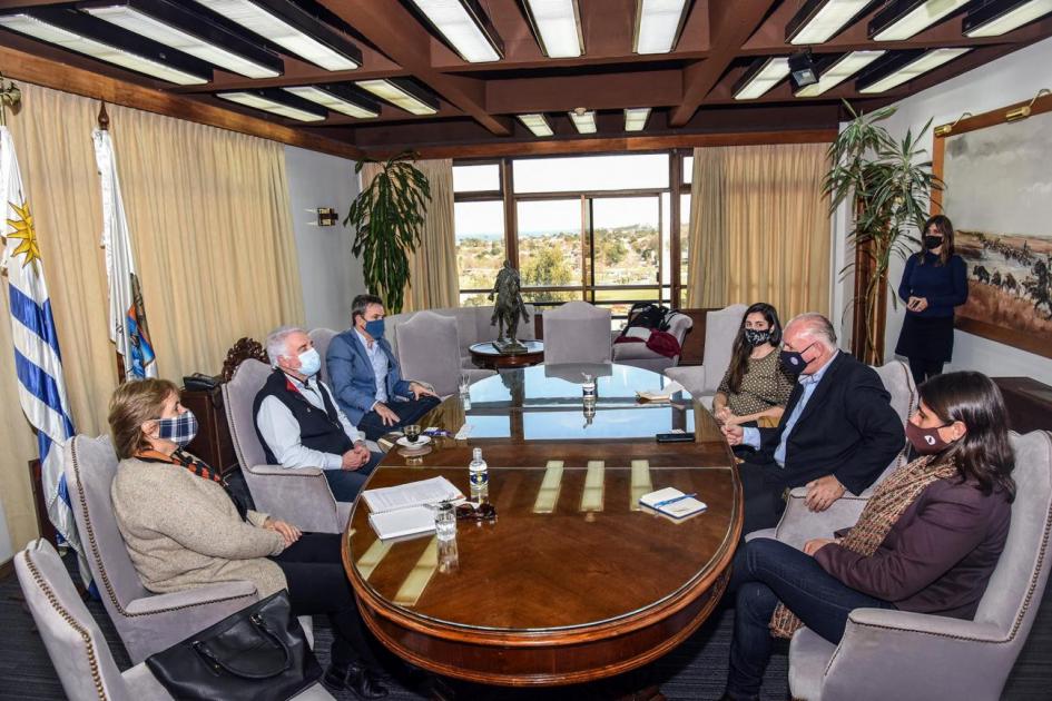 Reunión del subsecretario Walter Verri; la encargada de despacho de MIEM-Dinapyme, Ana Inés Antía; el intendente de Maldonado, Jesús Bentancur, y equipo