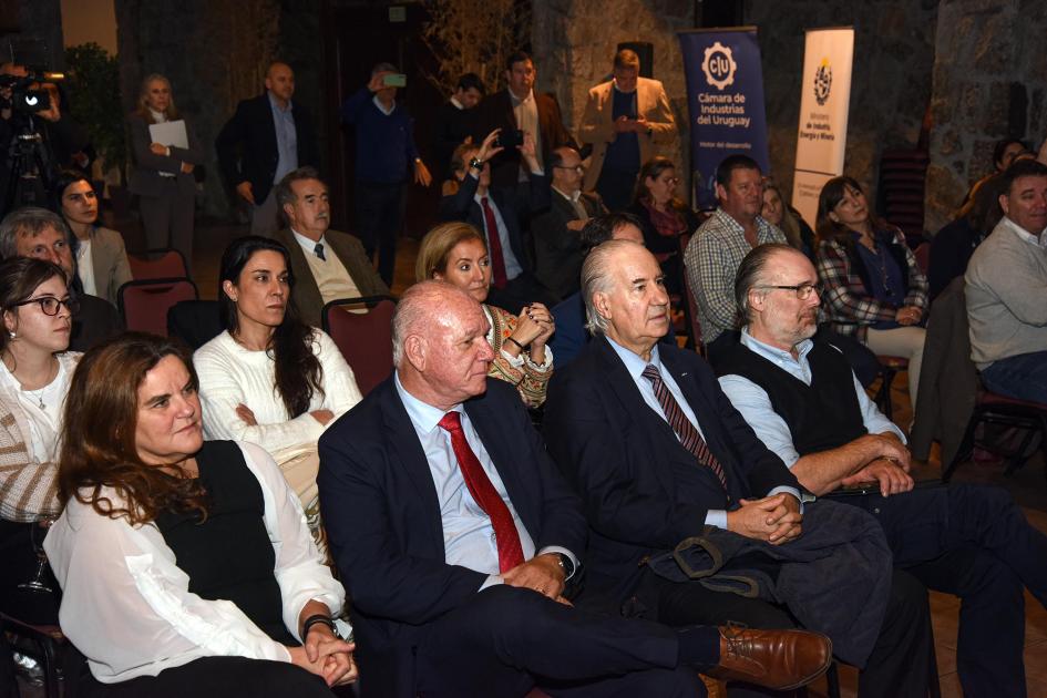 Autoridades de diversas instituciones participaron del encuentro Público, en primera fila, autoridades