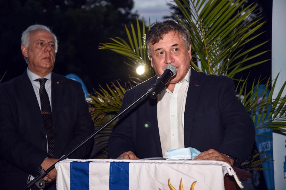 Ministro Omar Paganini Ministro Paganini habla en atril con bandera uruguaya; a su lado, el maestro de ceremonias