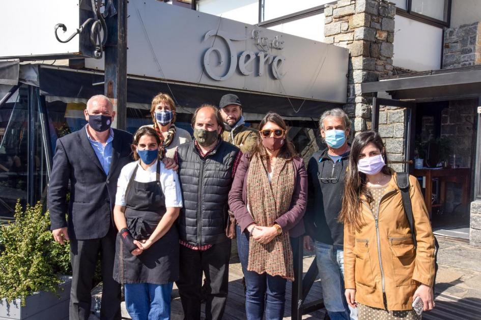 Reunión del subsecretario Walter Verri; la encargada de despacho de MIEM-Dinapyme, Ana Inés Antía; integrantes de Corporación Gastronómica de Punta del Este, y equipo del MIEM