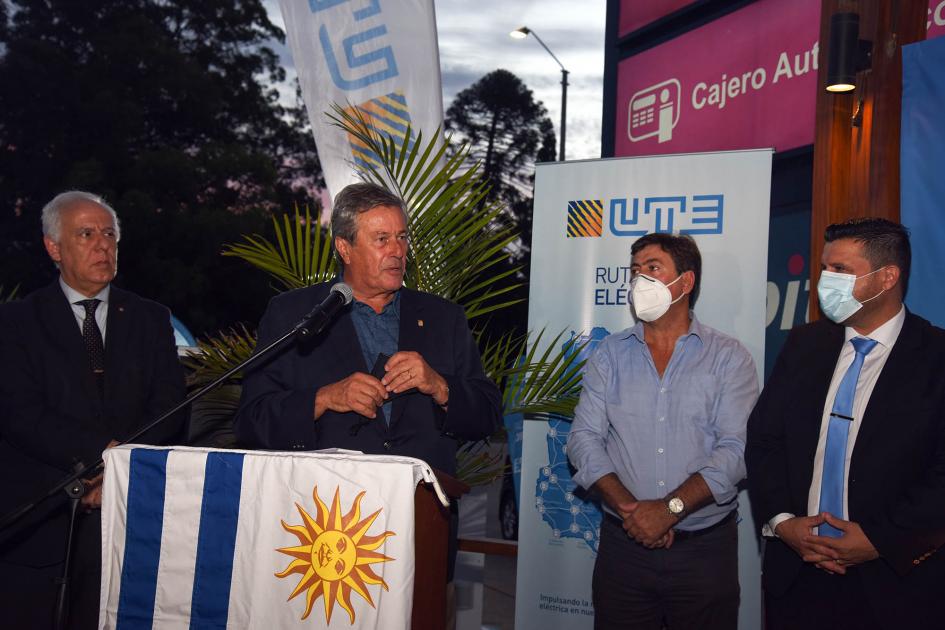 Intendente de Maldonado, Enrique Antía Intendente de Maldonado, Enrique Antía, habla en atril; a su lado, autoridades; detrás, banner