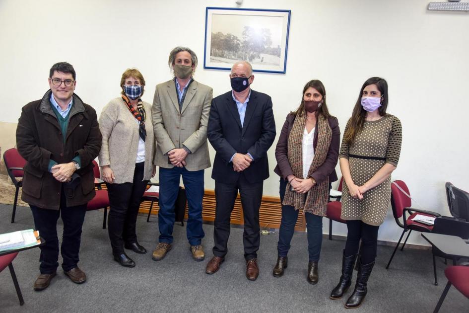 Reunión del subsecretario Walter Verri; la encargada de despacho de MIEM-Dinapyme, Ana Inés Antía; representantes de la Asociación Olivícola Uruguaya, y equipo del MIEM