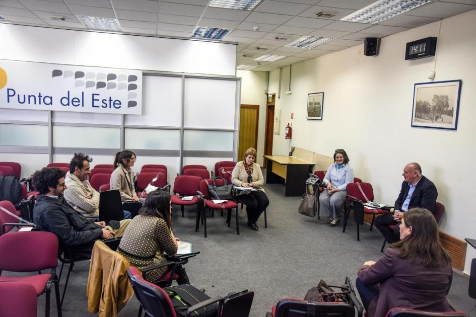 Reunión del subsecretario Walter Verri; la encargada de despacho de MIEM-Dinapyme, Ana Inés Antía; representantes del sector audiovisual de Maldonado, y equipo del MIEM