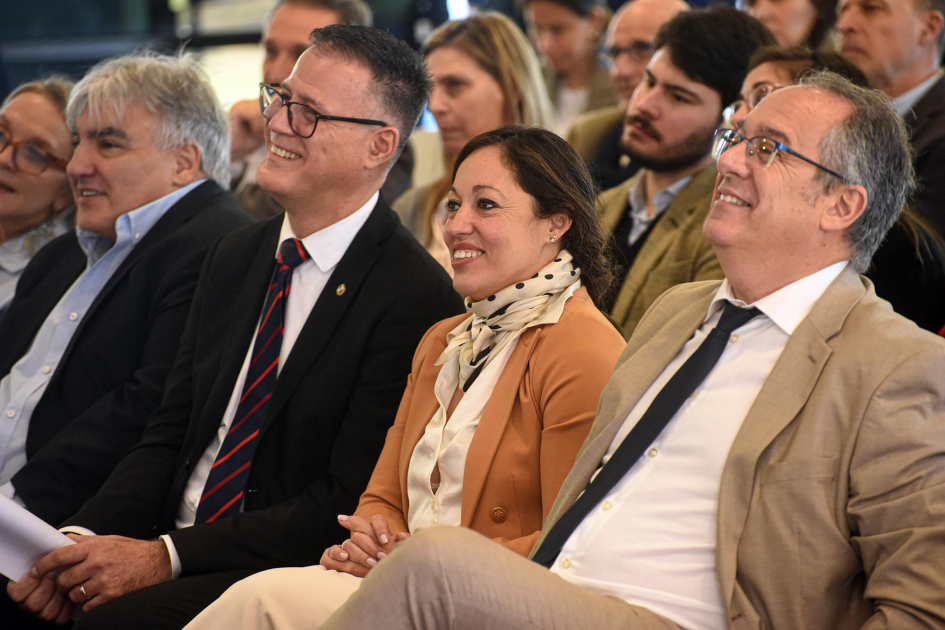 Lanzamiento oficial de la programación especial de los Medios Públicos para el Mundial FIFA 2026 Autoridades en primera fila: Alejandro Paz, Pablo Siris, Fernanda Cardona y José Carlos Mahía
