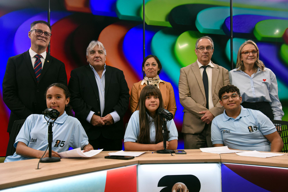 Lanzamiento oficial de la programación especial de los Medios Públicos para el Mundial FIFA 2026 Tres adolescentes, senntadas y sentados en el estudio; detrás, autoridades y pantallas de colores