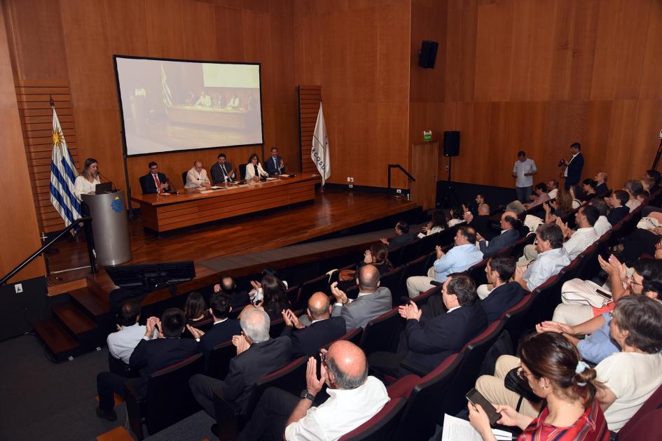 Auditorio del Anexo de la Torre Ejecutiva; se ve el público y, debajo, la mesa de autoridades