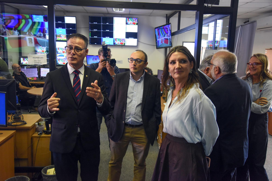 Director de Dinatel, Pablo Siris, y Carlos Varela y Adriana Asti, autoridades del MEC Siris recorre el estudio junto a Carlos Varela, del MEC, y Adriana Asti, de