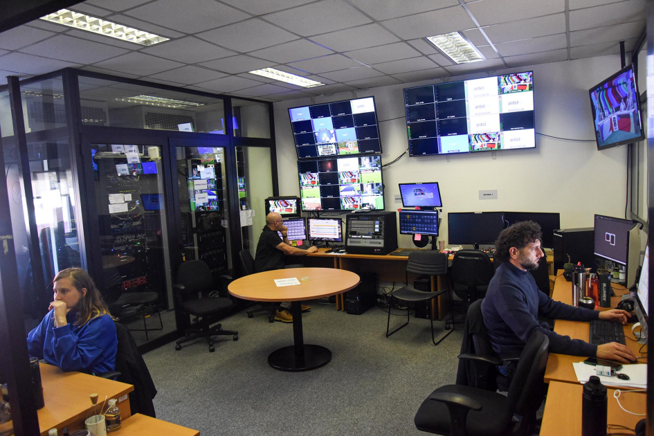Centro de Desarrollo de Contenidos de MIEM-Dinatel Personas trabajan en consolas en un estudio