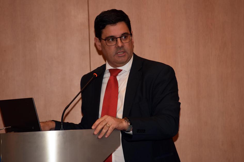 Director nacional de Energía, Fitzgerald Cantero. Cantero habla desde un atril