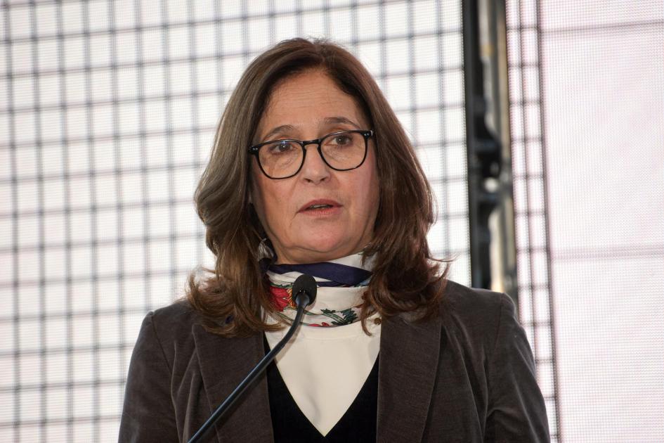 Ministra Elisa Facio Ministra Elisa Facio habla; detrás, pantalla