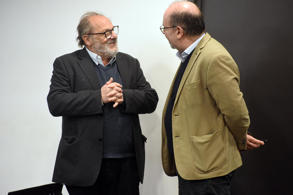 Subsecretario del MIEM, Daniel Olesker Olesker habla con otra persona