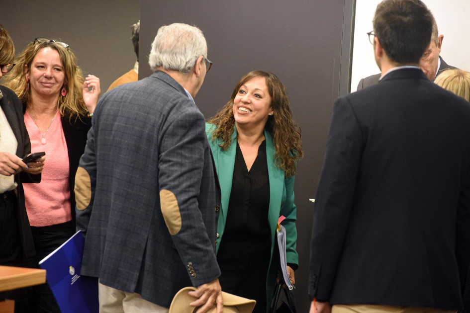 Presentación del proyecto de ley de competitividad y reducción de costo de vida Cardona dialoga, de pie, con otras personas