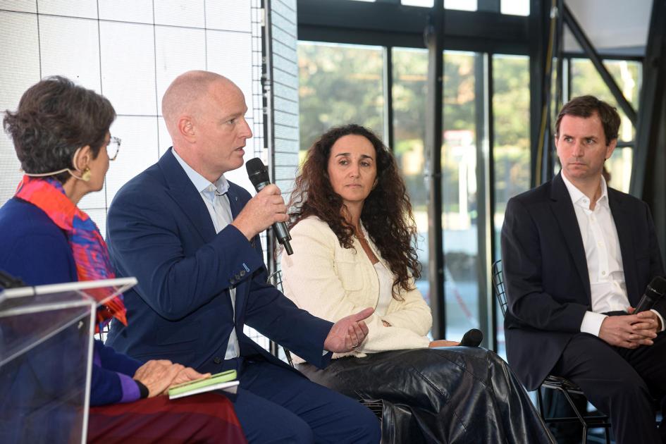 El CEO de Newlab, Cam Lawrence, expuso en el evento CEO de Newlab habla junto a autoridades de UIH y Newlab Latinoamérica