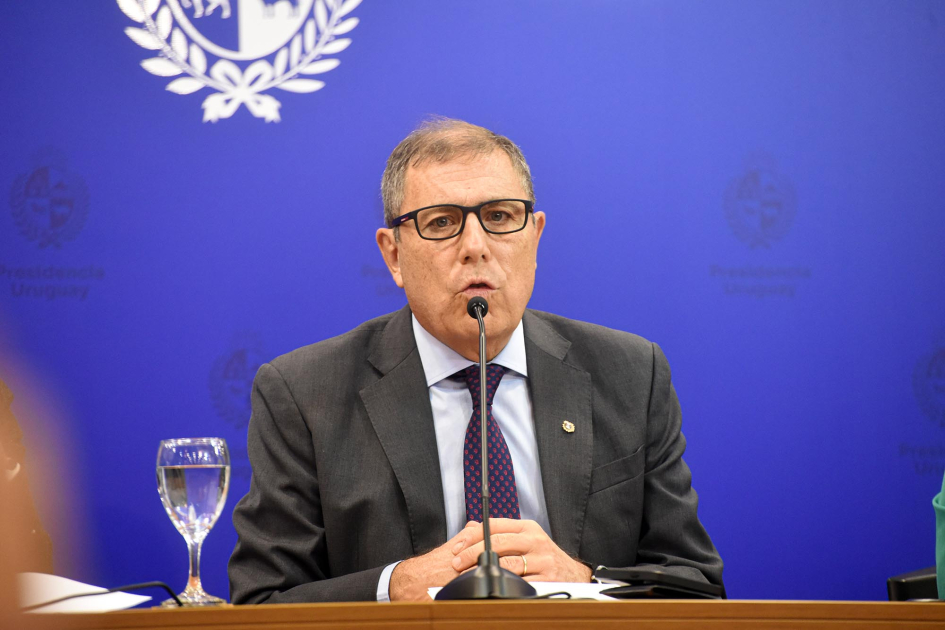 Ministro Gabriel Oddone Oddone habla; detrás, banner de Presidencia