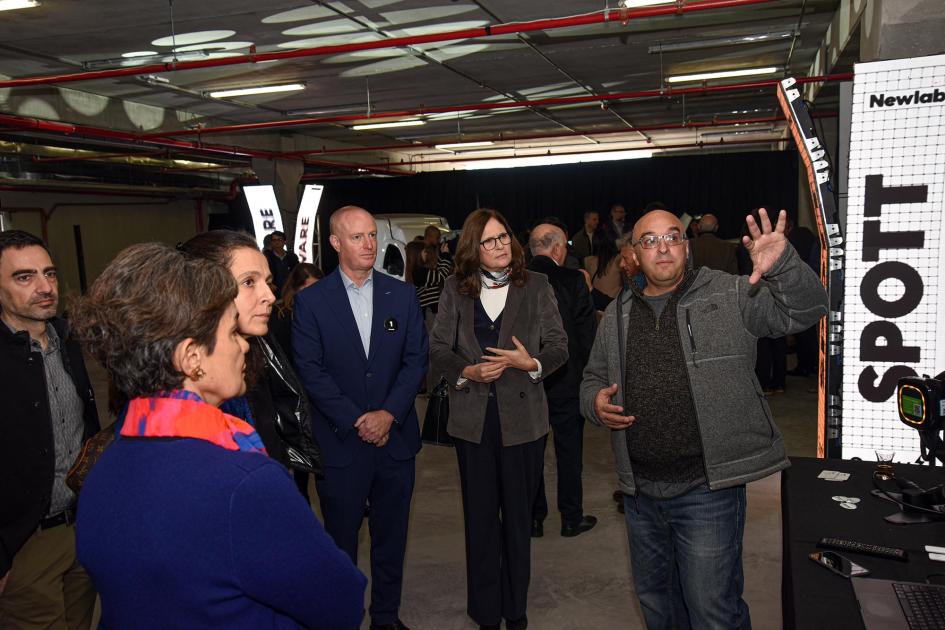La ministra conoció los proyectos de las startups Ministra y otras personas atienden charla de integrante de startup