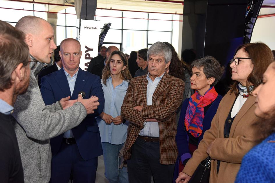 La ministra conoció los proyectos de las startups Ministra y otras personas dialogan con representante de una startup