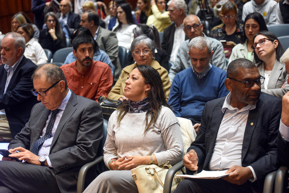 Ministra Cardona y ministros, en primera fila del público