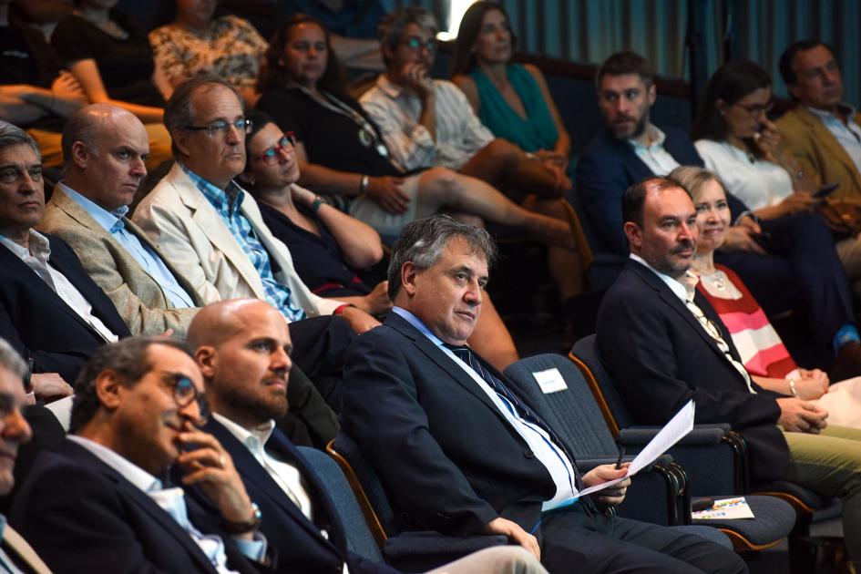 Ministro Omar Paganini, en la primera fila del auditorio Auditorio; en primera fila, el ministro Omar Paganini sostiene papeles