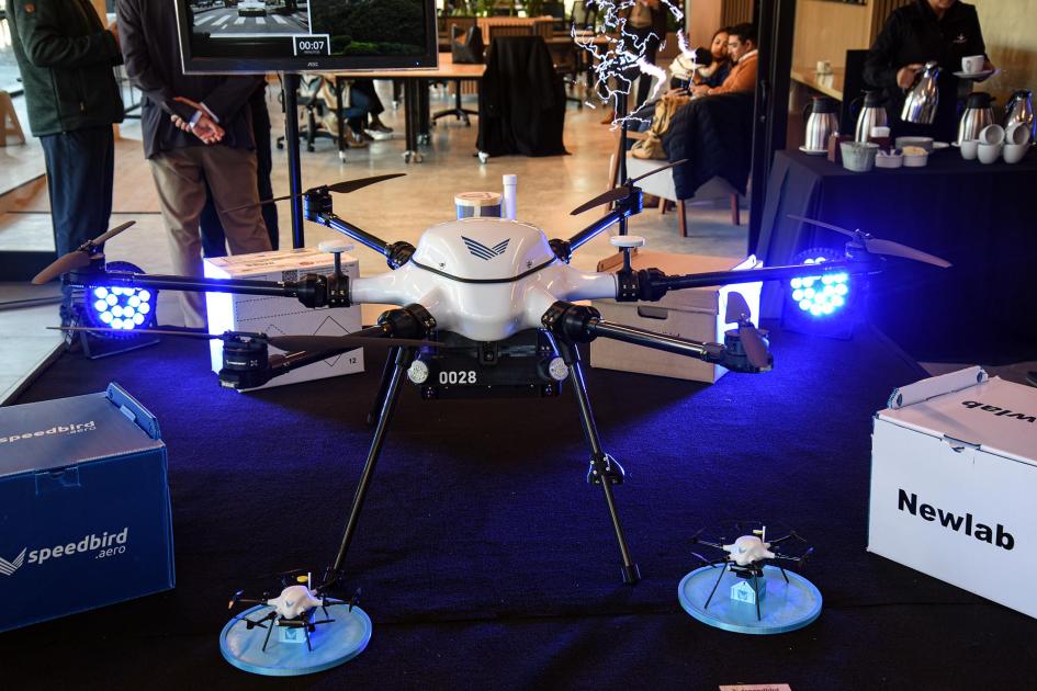Proyecto de una de las startups Dron sobre una mesa