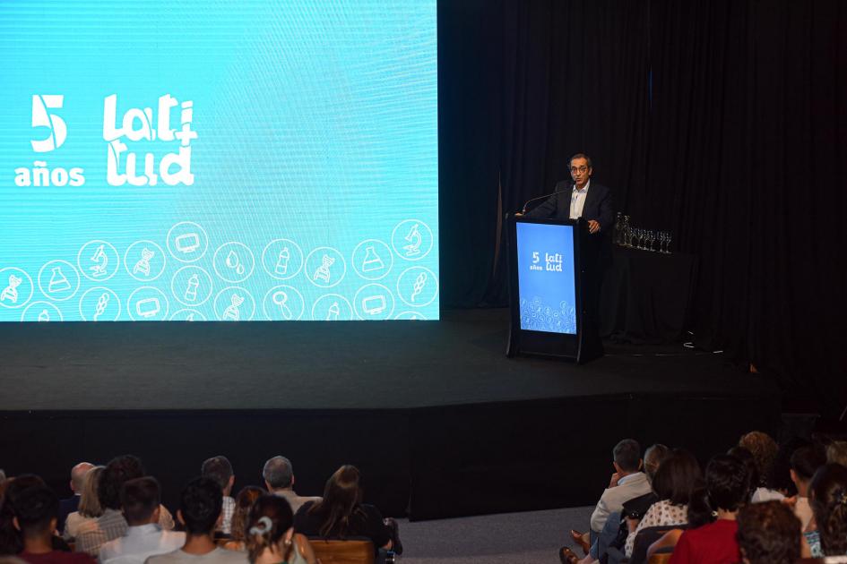 Gerente general del LATU, Jorge Silveira Gerente del LATU, Jorge Silveira, habla desde un atril; al lado hay una gran pantalla celeste