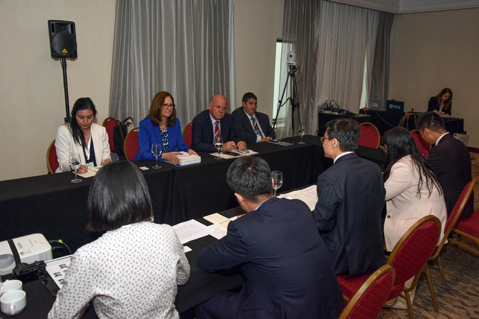 Delegaciones de Uruguay y GEIDCO dialogan en mesas enfrentadas; hay hombres y mujeres