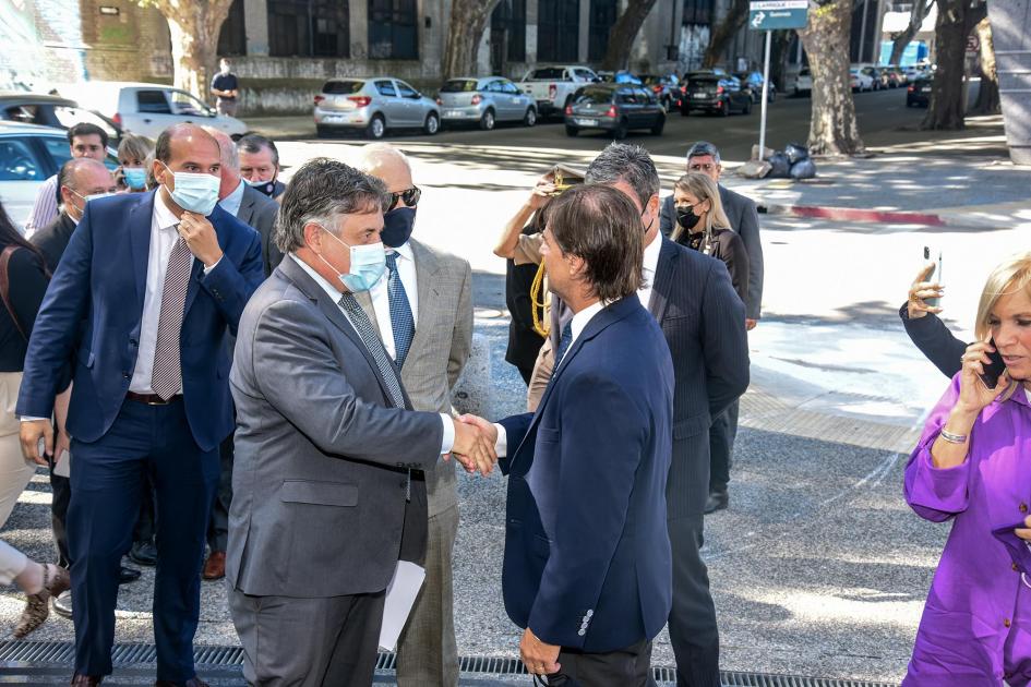 Presidente Luis Lacalle Pou y ministro Omar Paganini El ministro Paganini saluda al presidente Lacalla Pou en el exterior de Antel