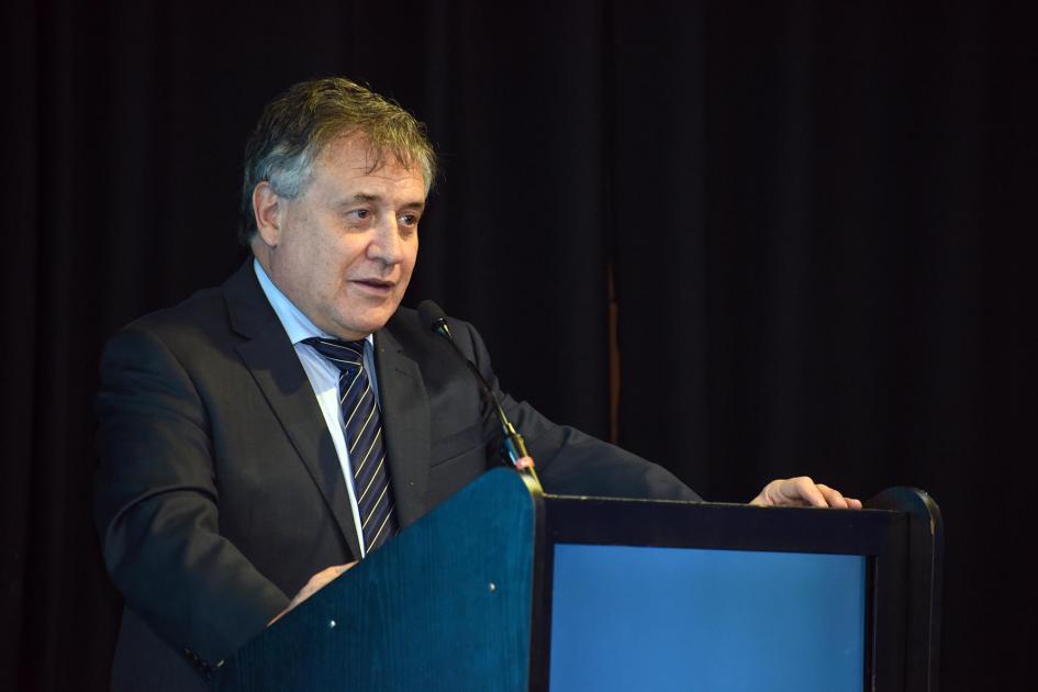 Ministro Omar Paganini Ministro Omar Paganini habla desde un atril celeste