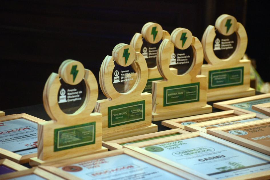 Varios premios junto a placas