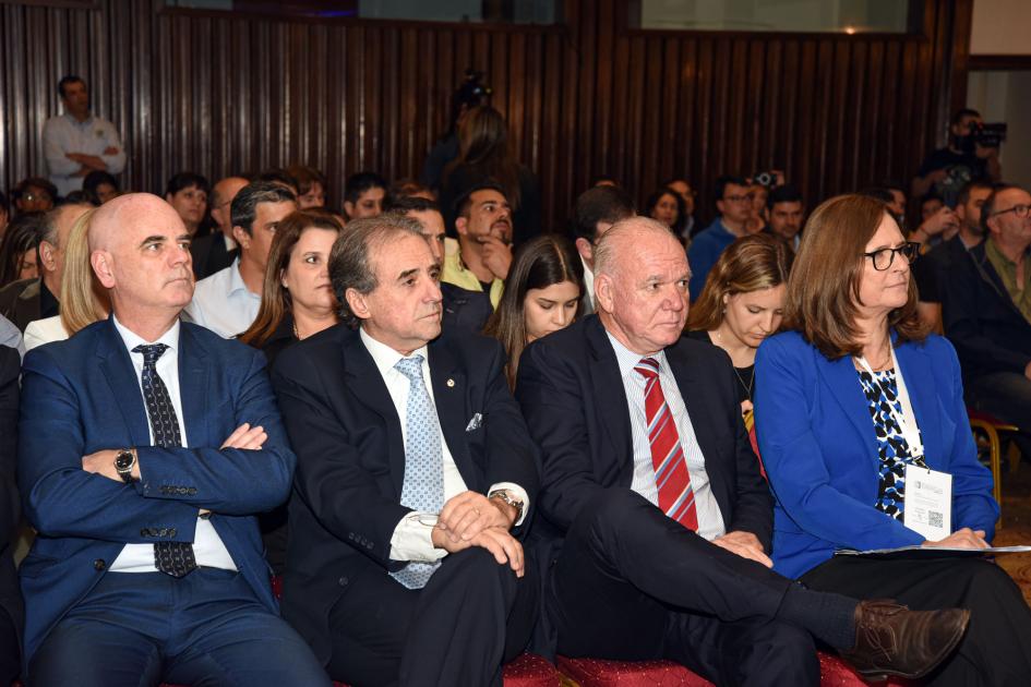 Autoridades asistieron al evento Autoridades en primera fila, incluyendo Facio y Verri