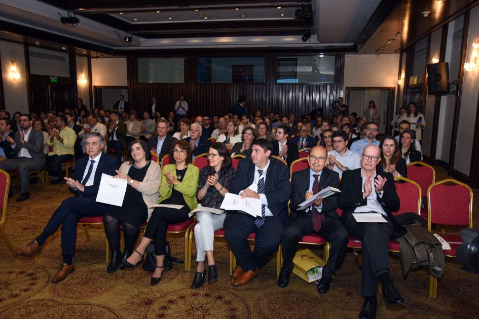 Imágenes del público en la sala Conference del Hotel Radisson Montevideo
