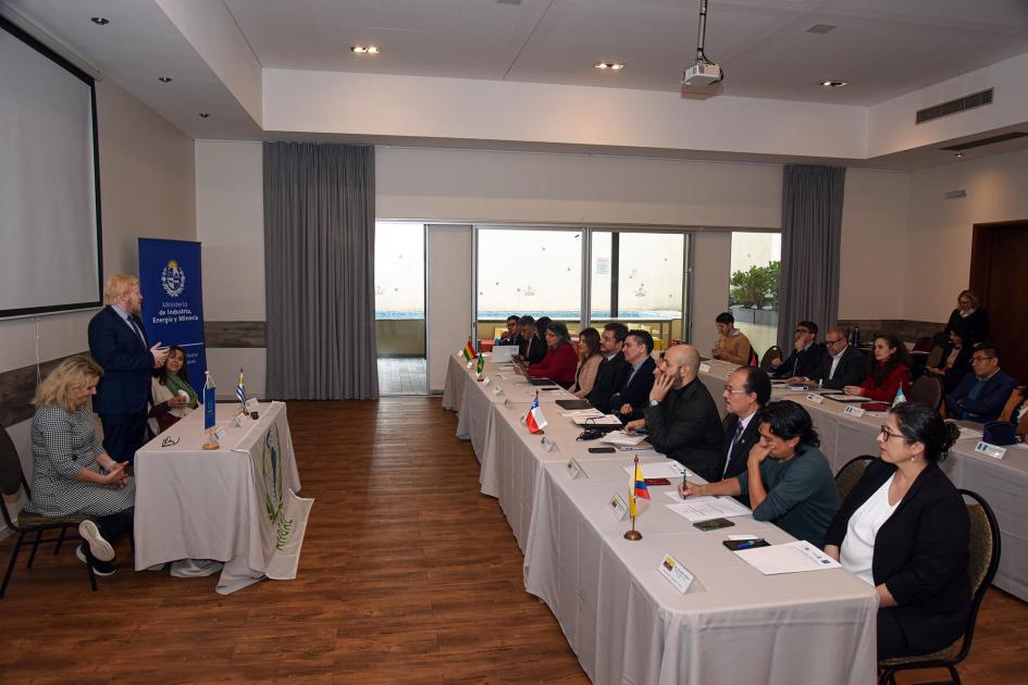 El evento se desarrolla en Montevideo A la izquierda, mesa con autoridades y coordinadores; a la derecha, participantes en largas mesas