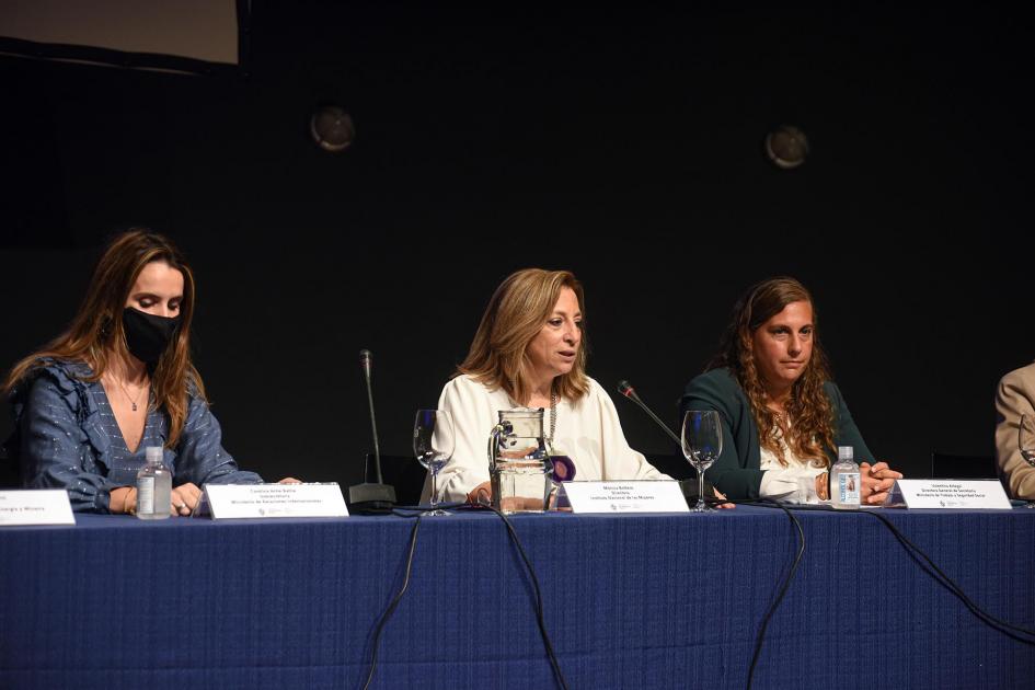 Mónica Bottero habla en la mesa de autoridades