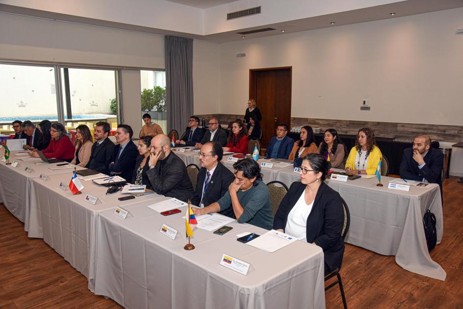 Representantes de varios países de América llegaron para participar del encuentro Dos mesas horizontales, con representantes sentados; a su derecha, ventanales