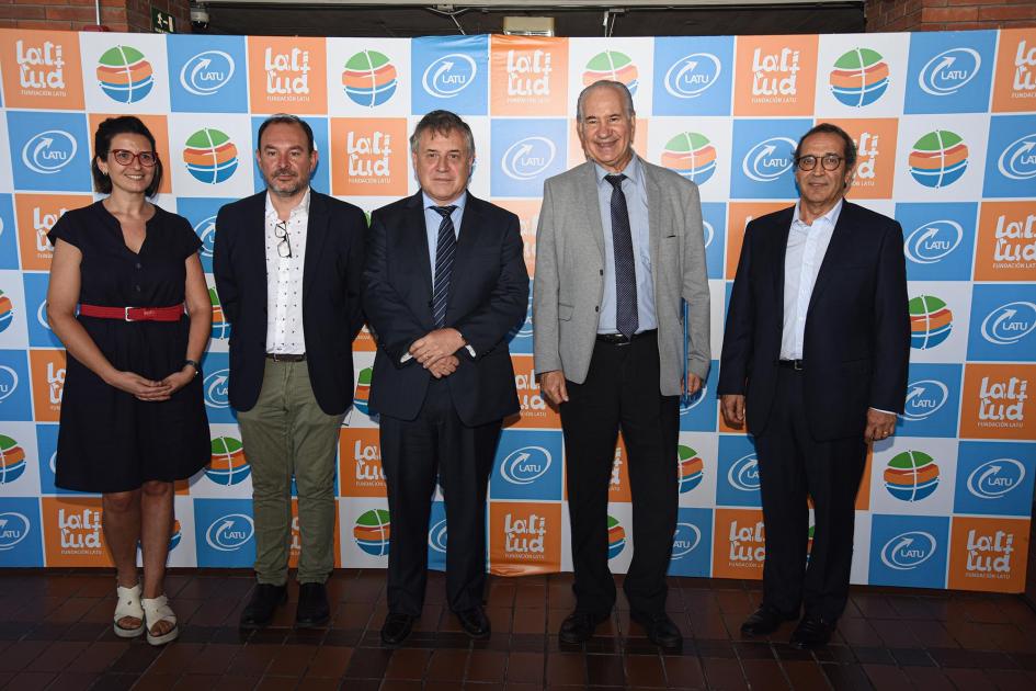 Omar Paganini, Ruperto Long, Jorge Silveira, Gustavo Domínguez y Mariangel Pacheco Frente a un banner de Latitud posan Paganini, Long, Silveira, Domínguez y Pacheco