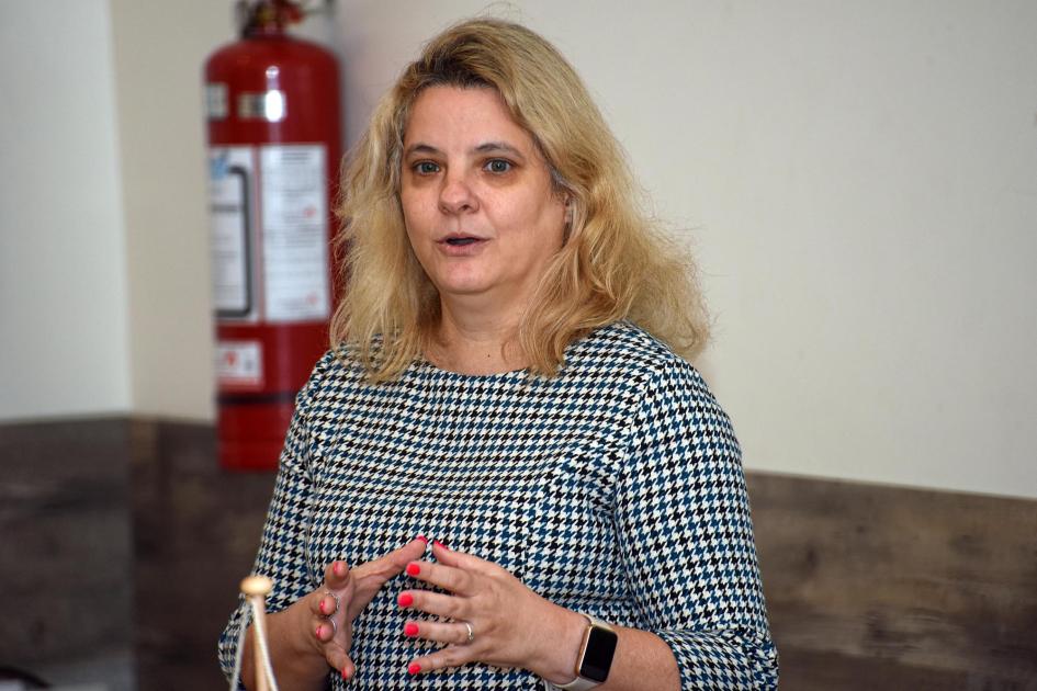 Oficial técnica del OIEA Ilse Berdellans Ilse Bardellans, de pie